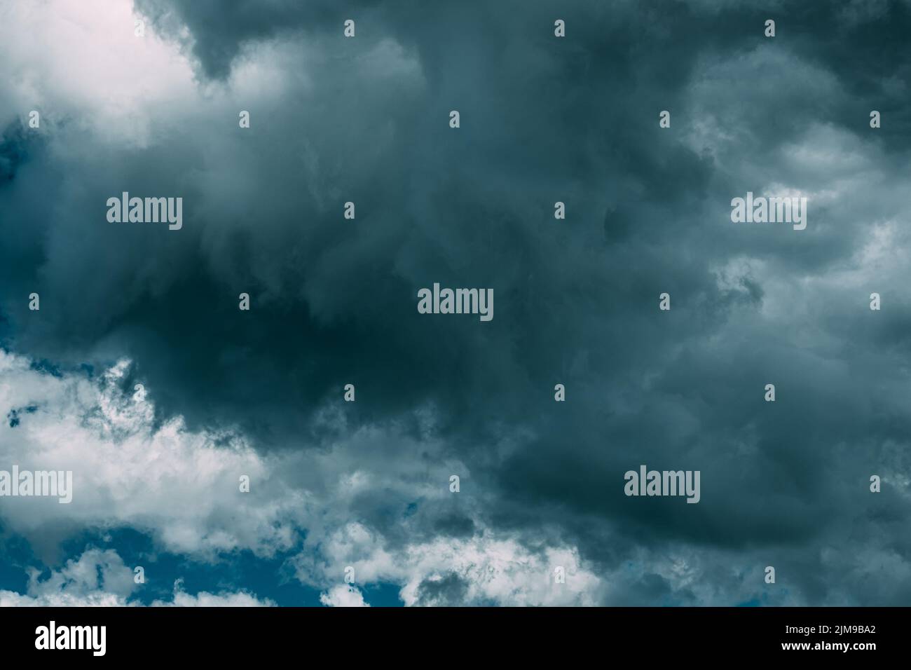 Cielo nuvoloso scuro e pioggia nuvoloso. Temporale, tuono, temporale, nuvole di tempesta. Cielo sfondo naturale. Cumulonimbus Cloud. Strano Foto Stock