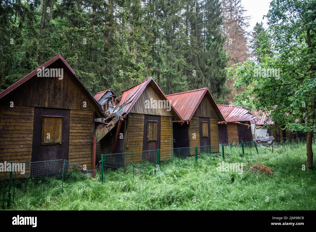 Tetti danneggiati cabina in legno nel Parco Nazionale della Svizzera Boema, Repubblica Ceca Foto Stock