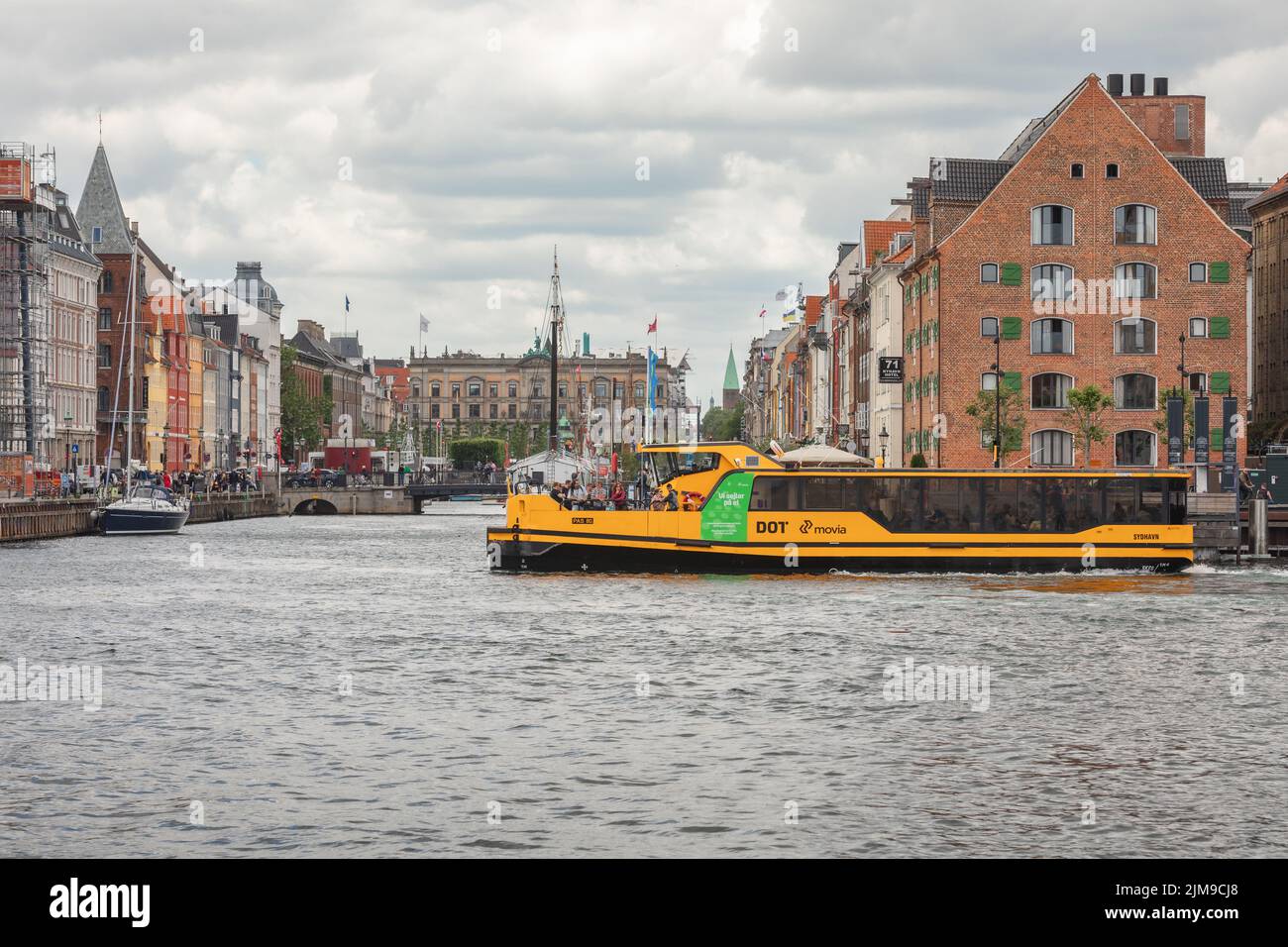 Copenhagen Harbour Bus (Havnebus) nel canale del porto di Nyhavn a Copenhagen, Danimarca Foto Stock