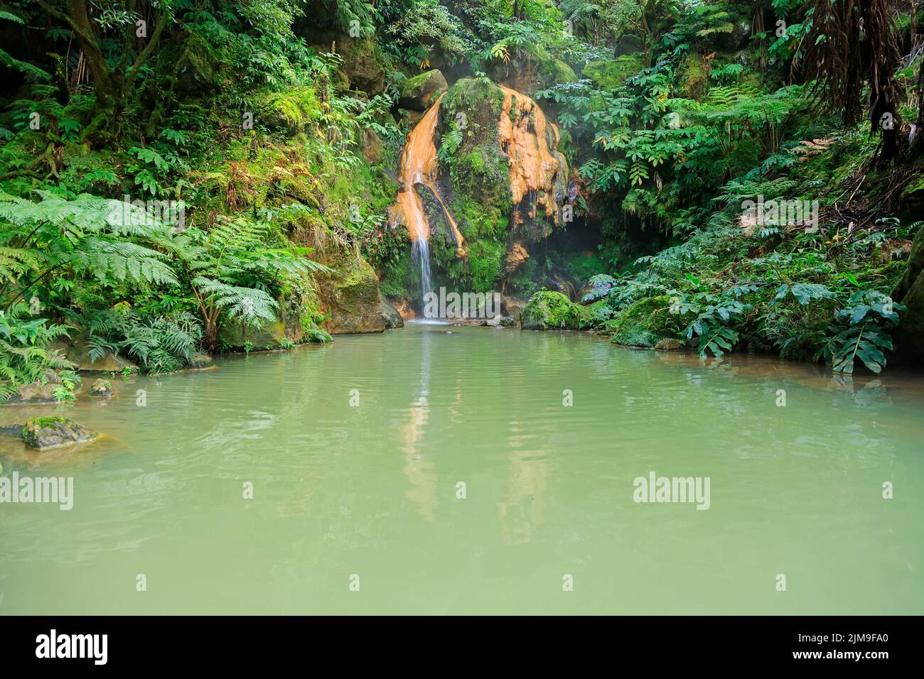 Piscina termale Caldeira Velha, isola di Sao Miguel Foto Stock