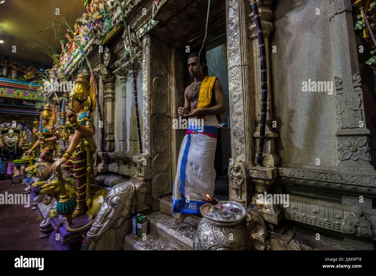 Reveler uscendo dal tempio durante le celebrazioni Pongali a Singapore Foto Stock