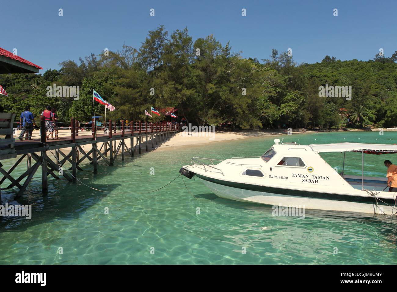 Una barca turistica sulle acque costiere di Pulau Sapi (Isola Sapi), una parte del Parco Tunku Abdul Rahman a Sabah, Malesia. Foto Stock