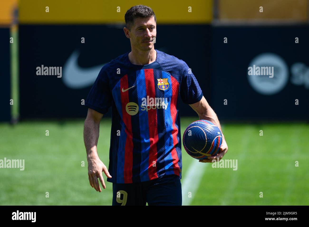 Nuovo firmatario Robert Lewansoski durante la sua inaugurazione come nuovo giocatore del FC Barcelona al Camp Nou di Barcellona, Spagna. Foto Stock