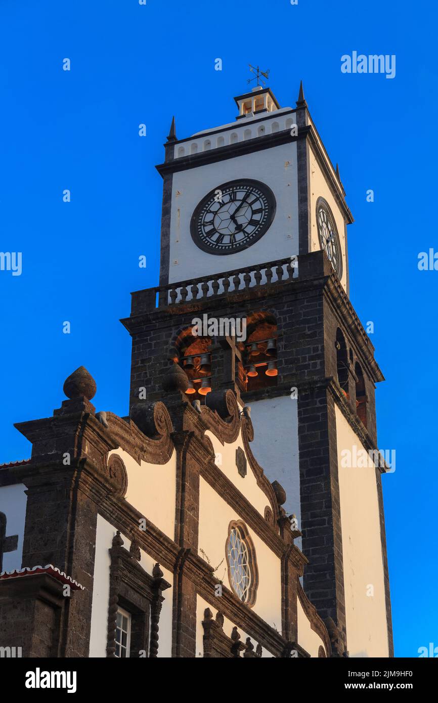 Sao Sebastiao chiesa torre con orologio a Ponta Delgada, isola di Sao Miguel Foto Stock