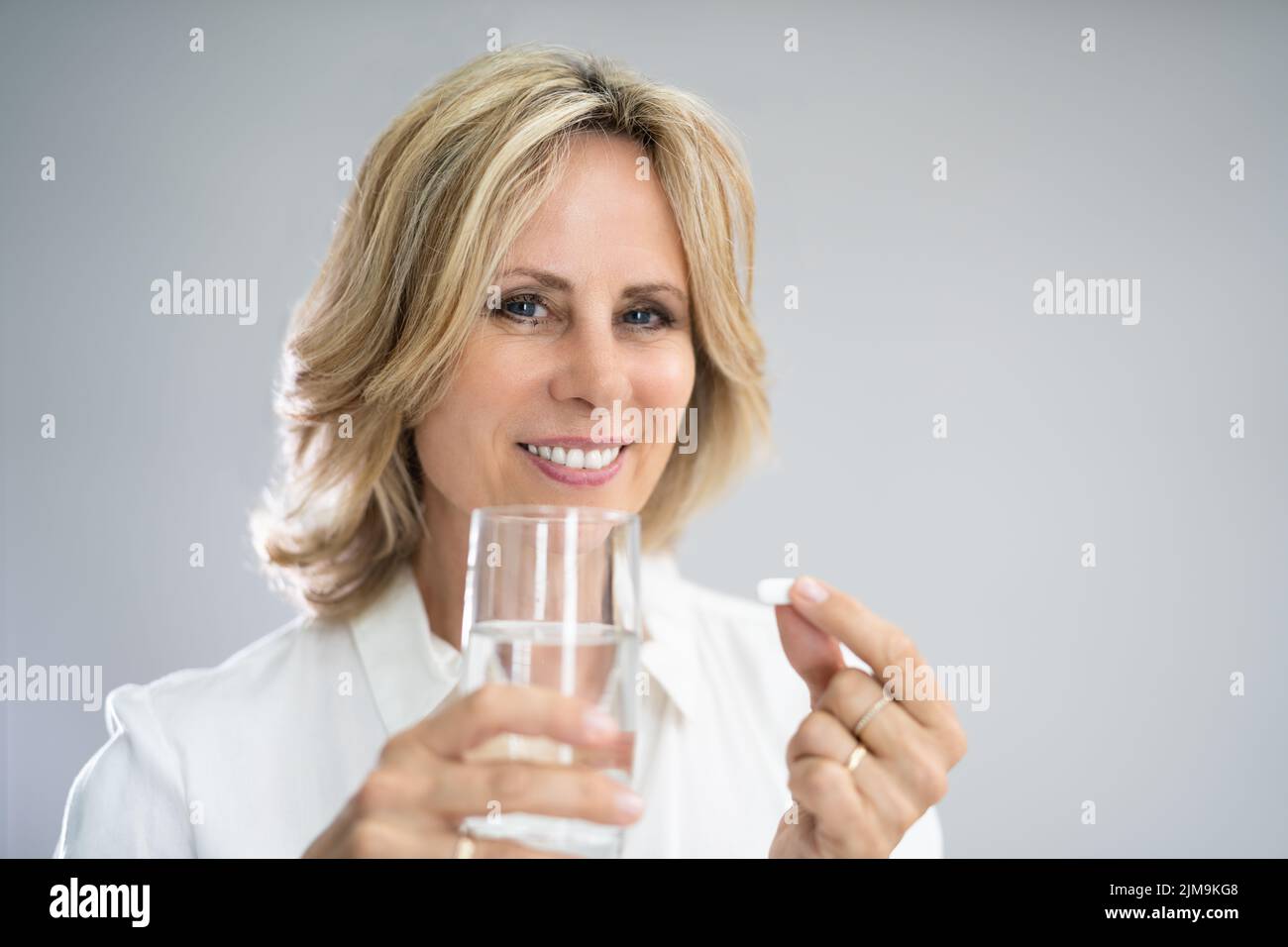 Donna che assume farmaci o droghe. Terapia medica Foto Stock