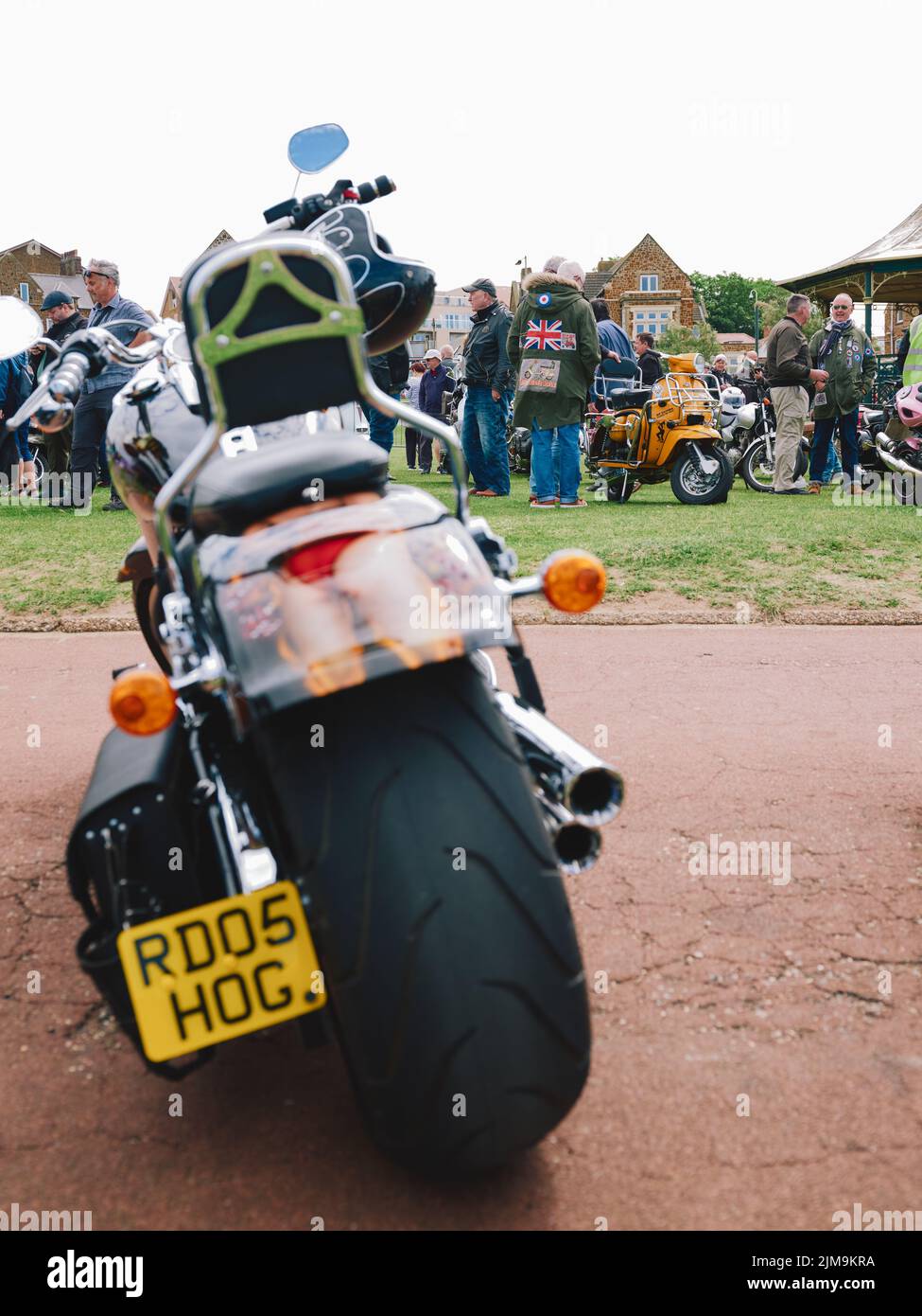 Un classico rally estivo di moto e scooter a Hunstanton, sulla costa settentrionale del Norfolk, Inghilterra, Regno Unito. Foto Stock