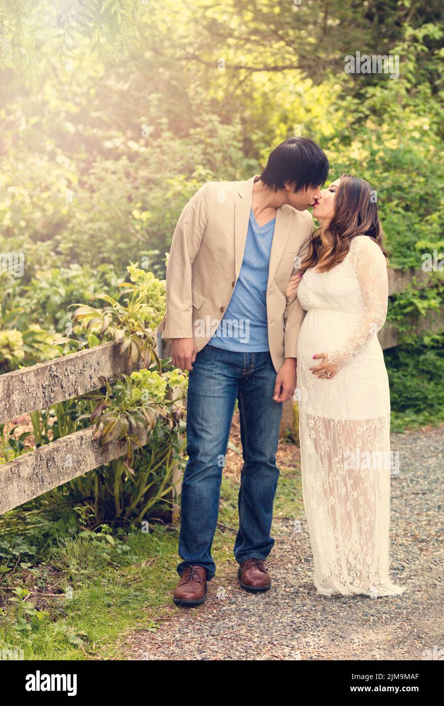 Aspettandosi mamma e papà condividere un momento romantico mentre si cammina nei boschi Foto Stock