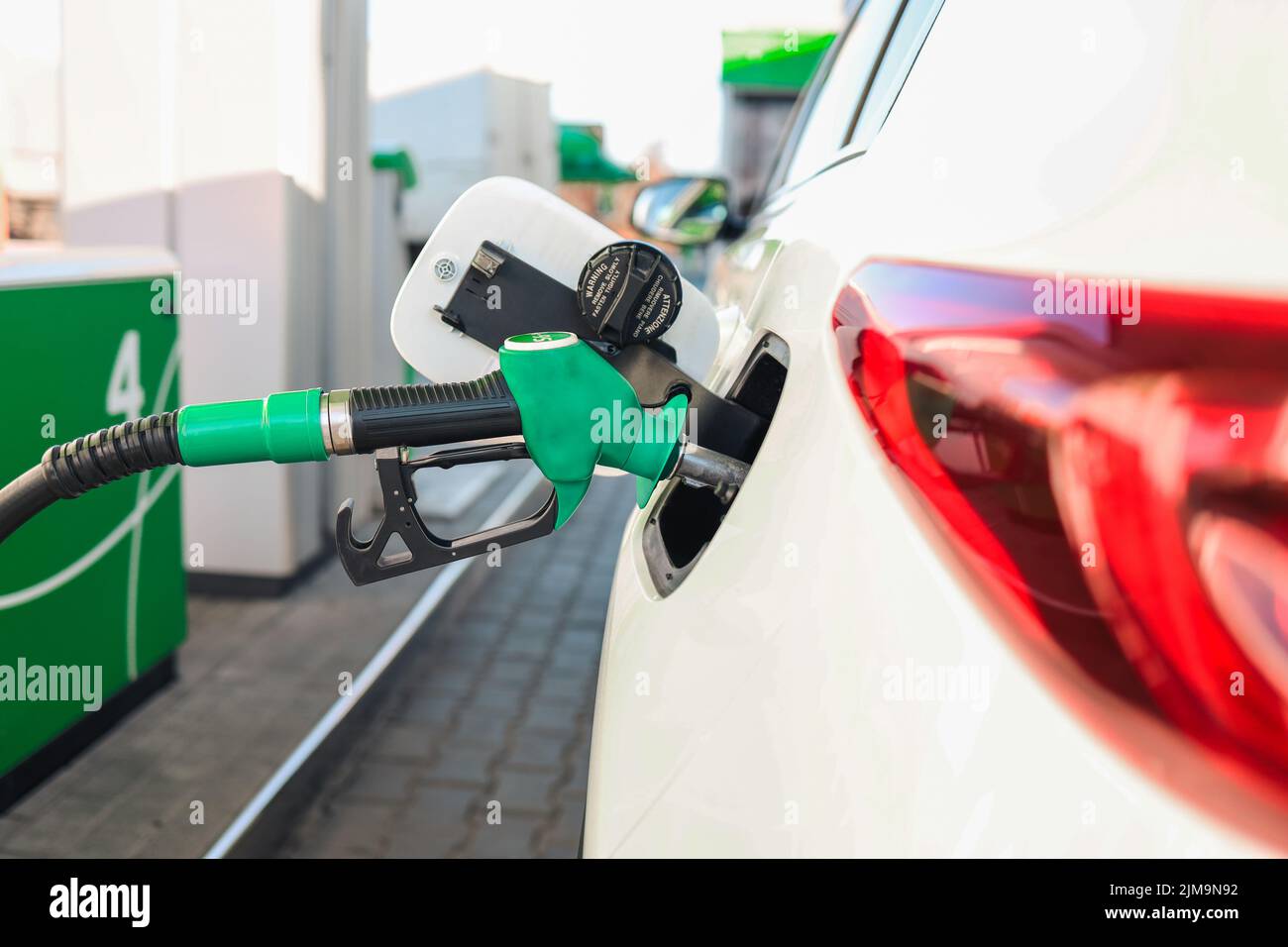 Riempire la stazione con gasolio. Distributore di benzina - rifornimento. Per riempire la macchina con carburante. Auto riempire con benzina in una stazione di servizio. Gas stati Foto Stock