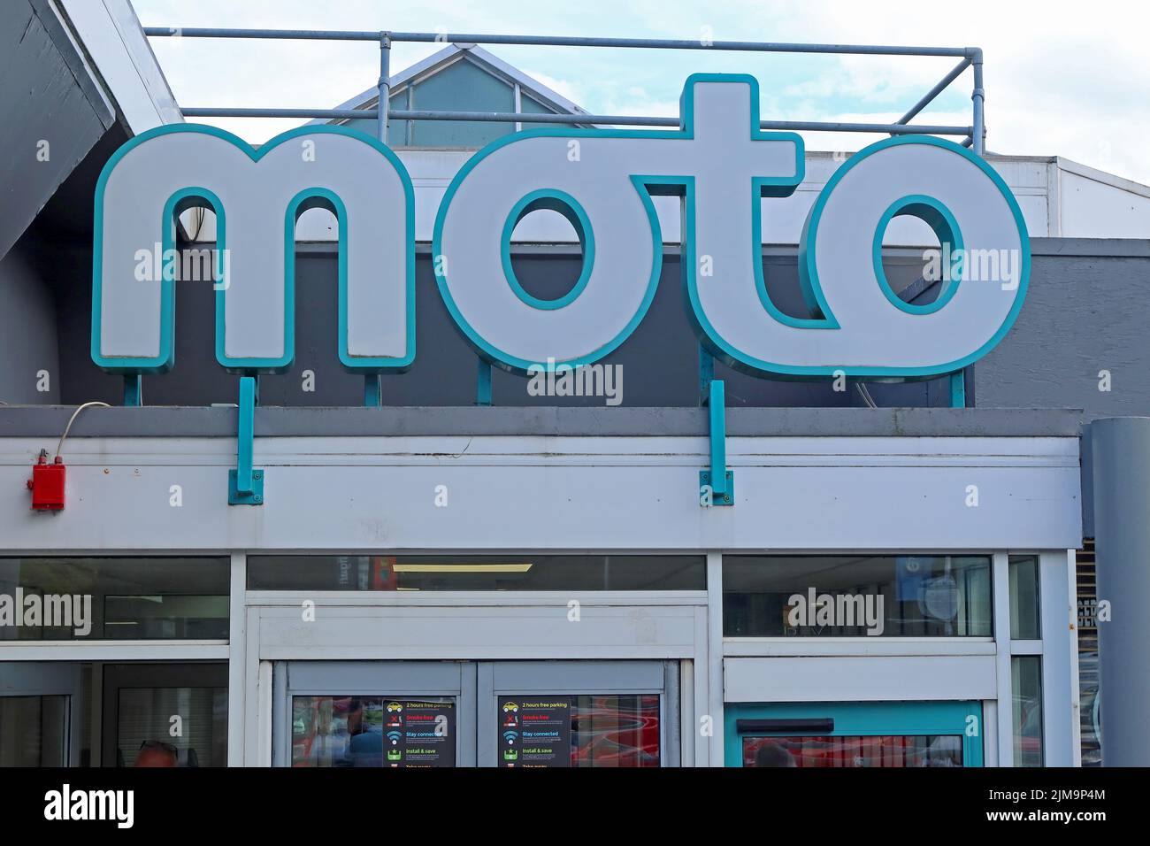 Hilton Park Service station area sul M6 Essington, con il vecchio logo Moto pre-2021 Foto Stock