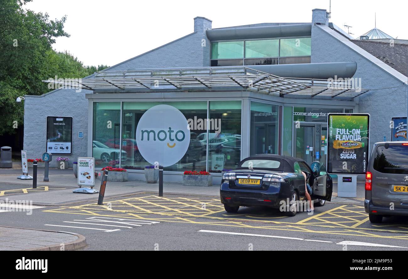 Area della stazione di servizio sulla M6 nord a Stafford, con il nuovo logo Moto 2022 Foto Stock