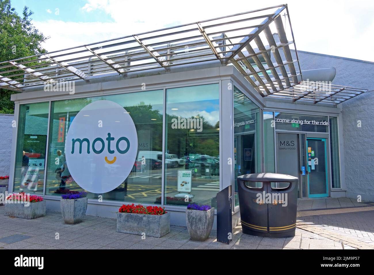 Area della stazione di servizio sulla M6 nord a Stafford, con il nuovo logo Moto 2022 Foto Stock