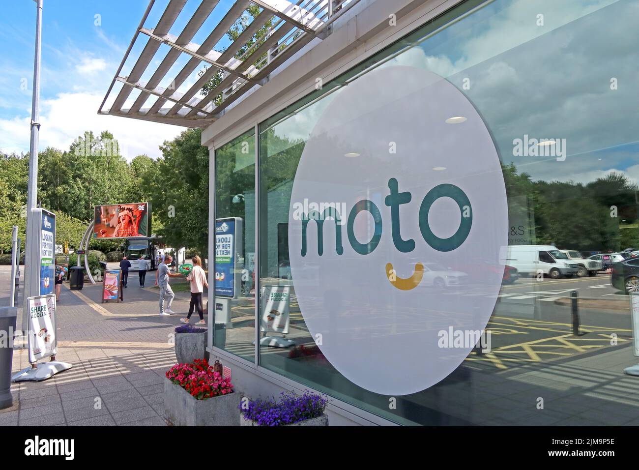 Area della stazione di servizio sulla M6 nord a Stafford, con il nuovo logo Moto 2022 Foto Stock