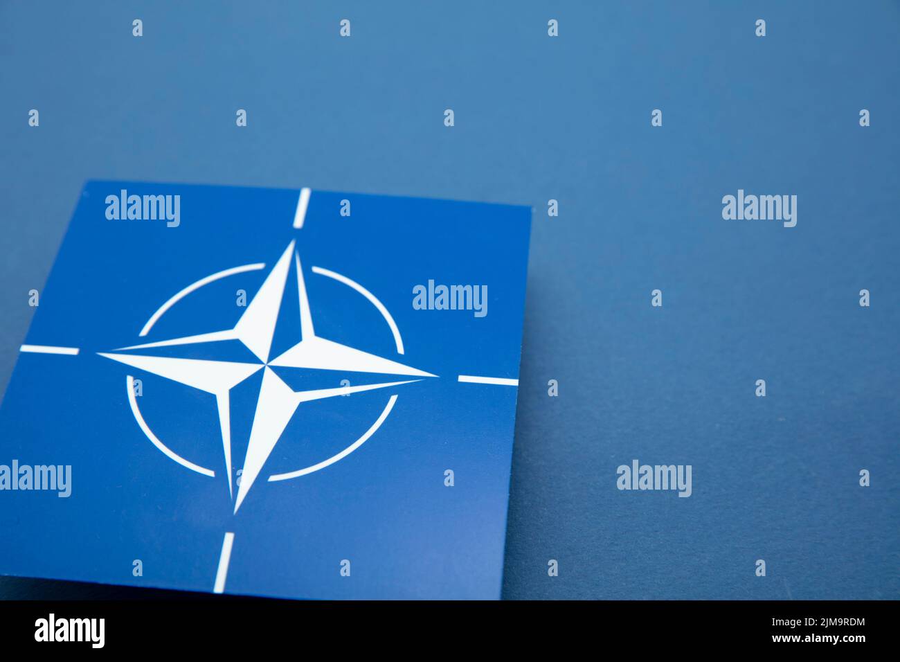 LONDRA, Regno Unito - Agosto 2022: Logo blu NATO. La NATO è un'alleanza militare tra diversi paesi Foto Stock