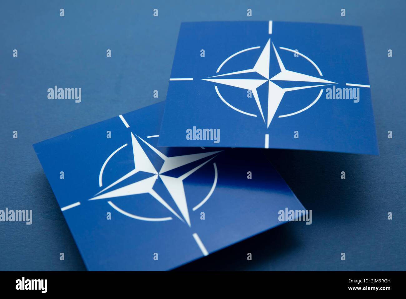 LONDRA, Regno Unito - Agosto 2022: Logo blu NATO. La NATO è un'alleanza militare tra diversi paesi Foto Stock