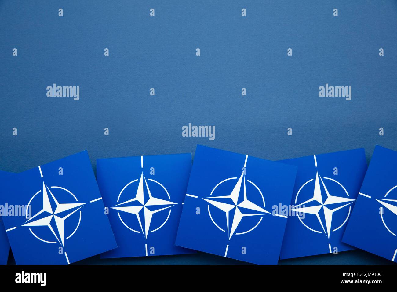 LONDRA, Regno Unito - Agosto 2022: Logo blu NATO. La NATO è un'alleanza militare tra diversi paesi Foto Stock
