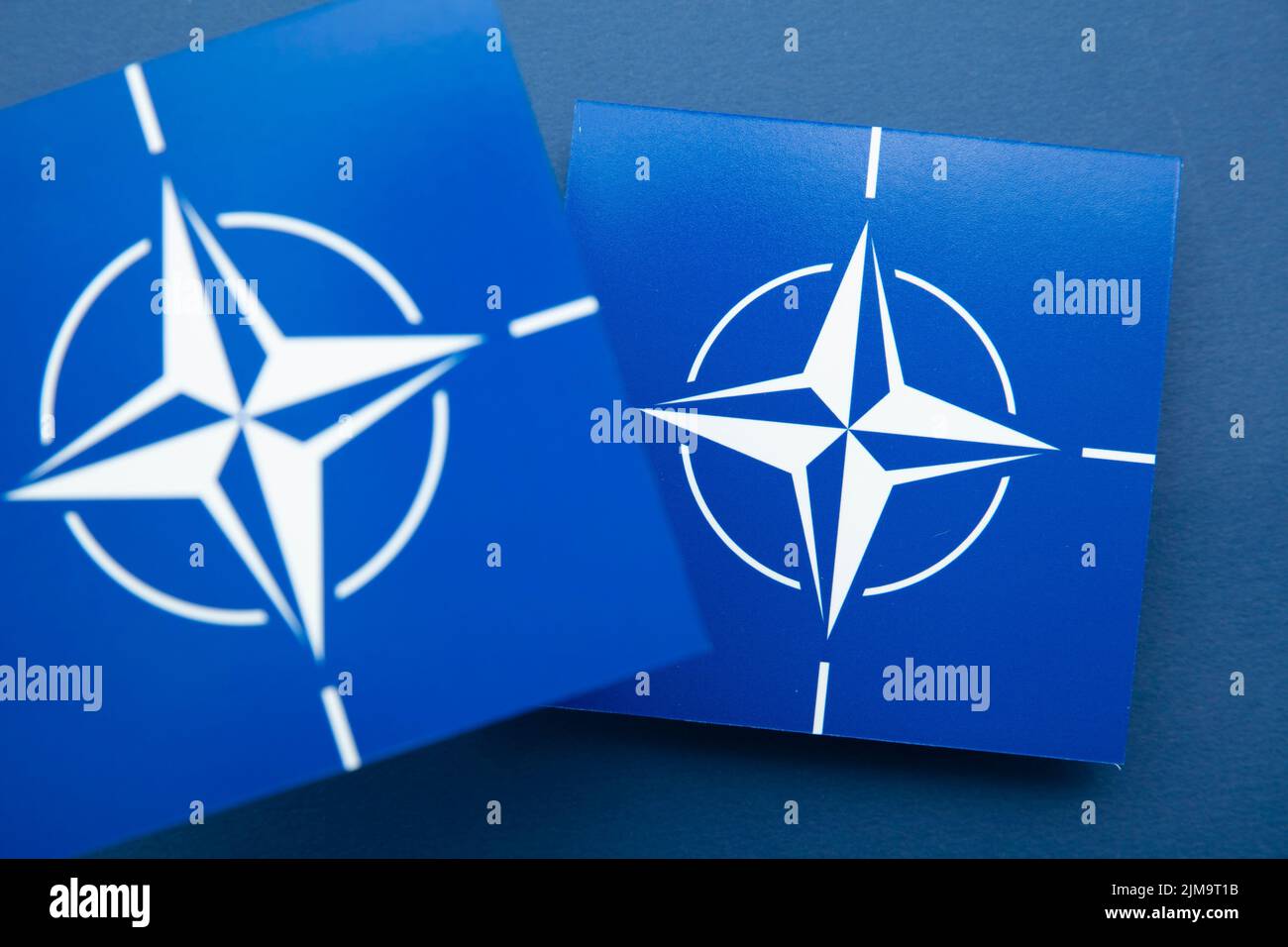 LONDRA, Regno Unito - Agosto 2022: Logo blu NATO. La NATO è un'alleanza militare tra diversi paesi Foto Stock