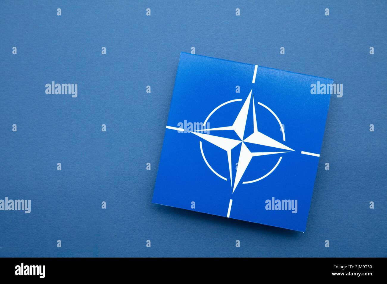 LONDRA, Regno Unito - Agosto 2022: Logo blu NATO. La NATO è un'alleanza militare tra diversi paesi Foto Stock