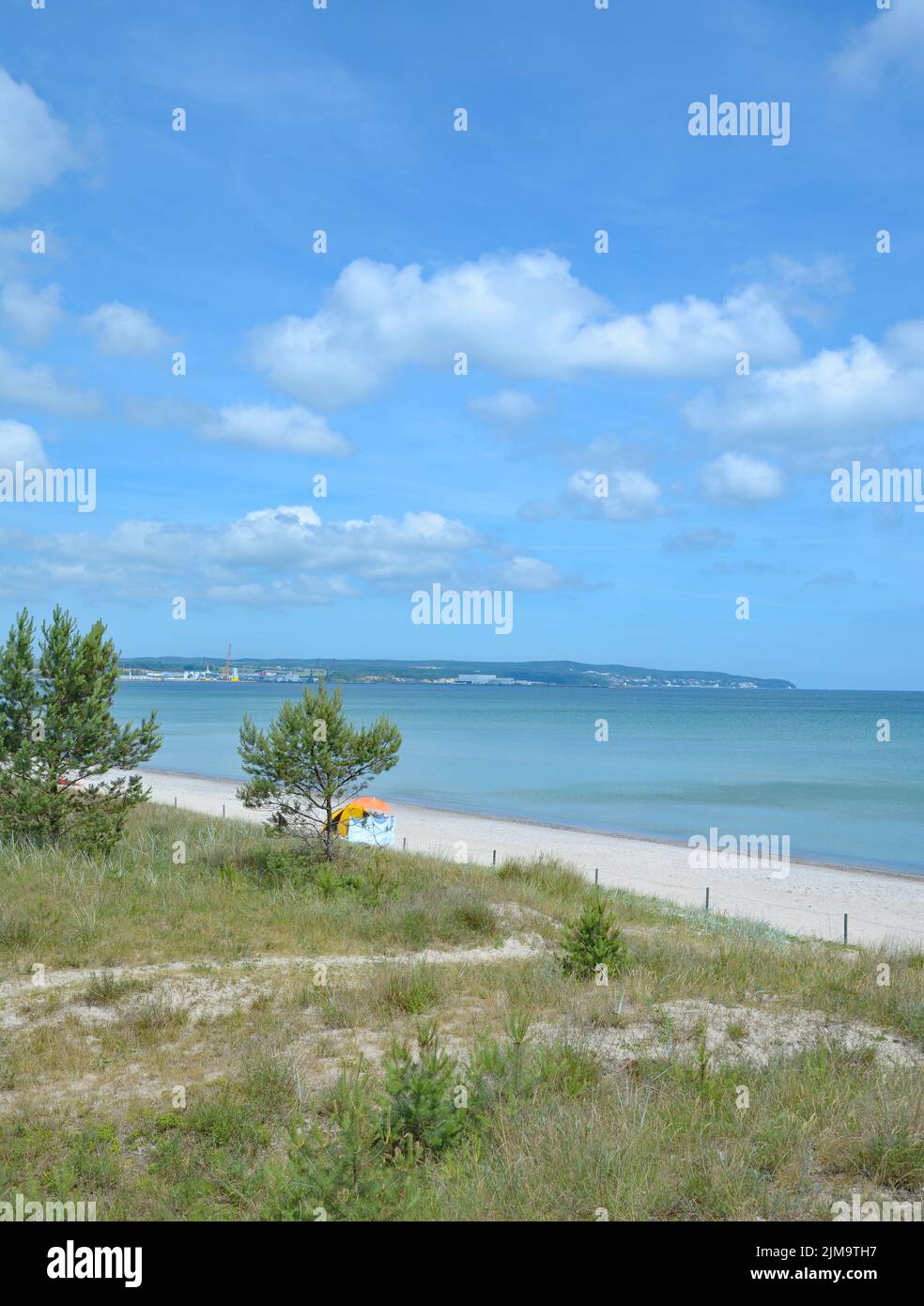 Sulla spiaggia di Prora con Sassnitz e Neu-Mukran sullo sfondo Foto Stock
