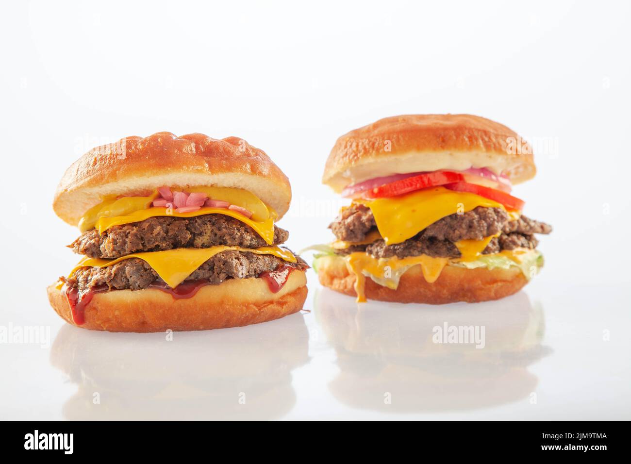 Due hamburger brioche con ciambelle Foto Stock