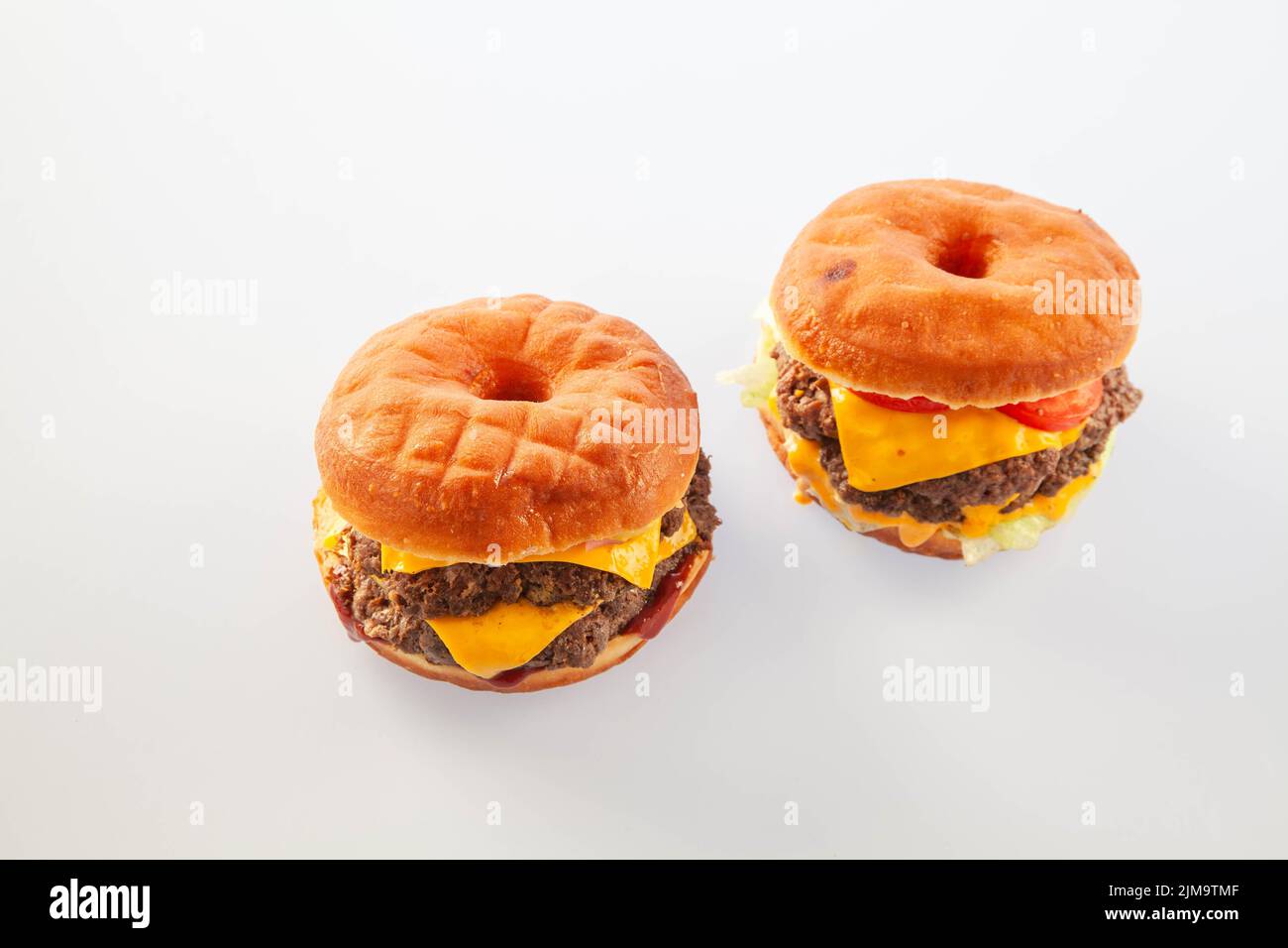 Due hamburger brioche con ciambelle Foto Stock