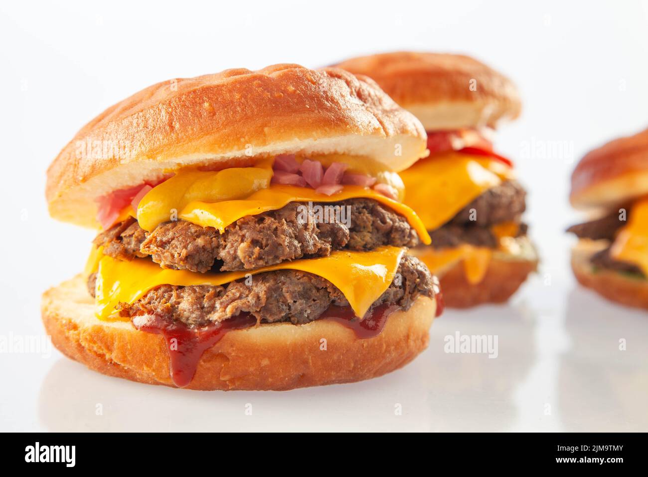 Due hamburger brioche con ciambelle Foto Stock