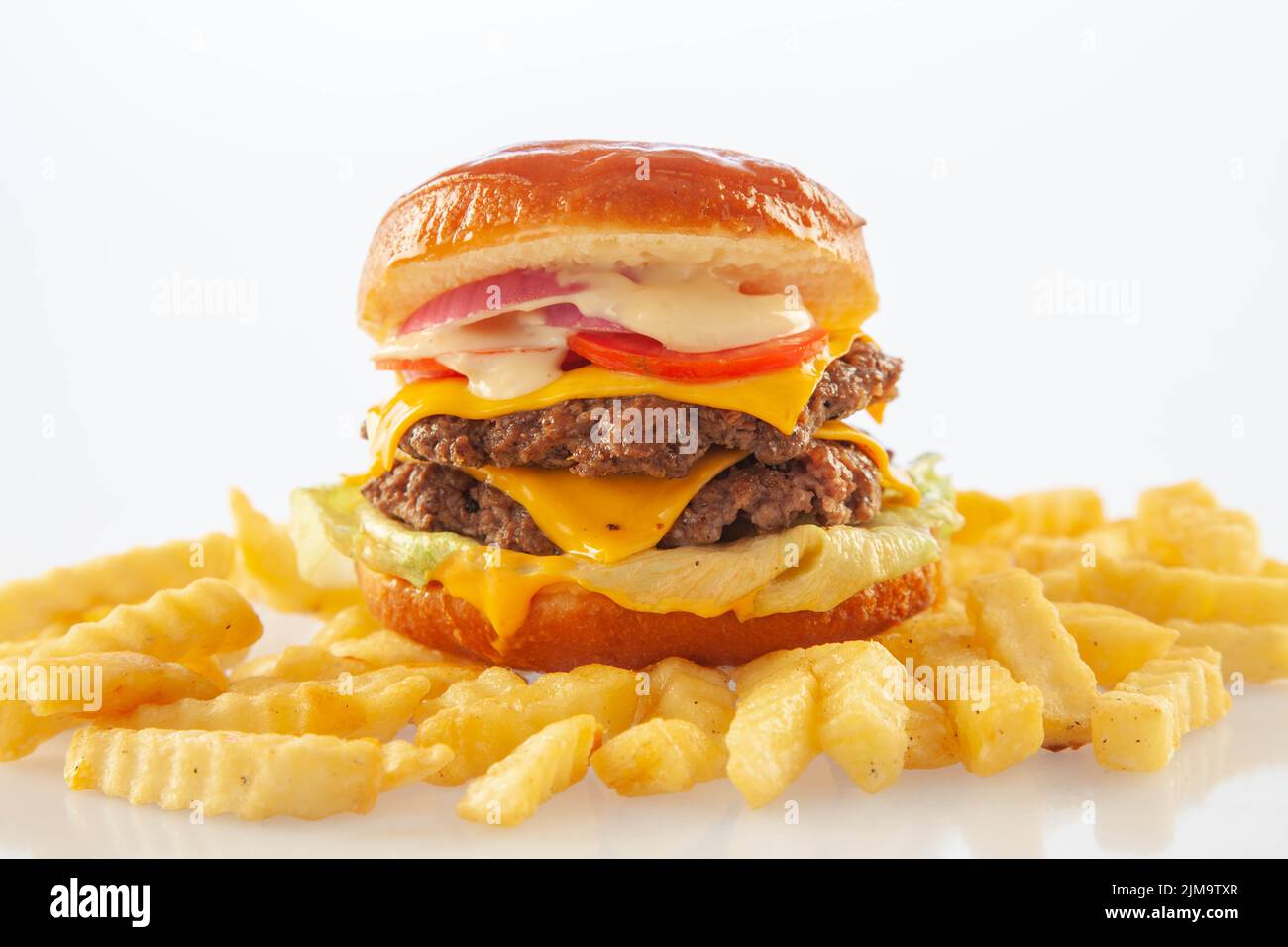 Brioche donut doppio hamburger di formaggio di manzo con pomodoro ranch e lattuga. Foto Stock