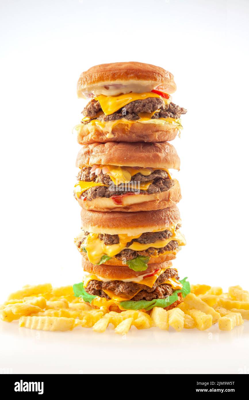 La torre degli hamburger brioche da ciambella è impilata l'una sull'altra con patatine fritte. Foto Stock