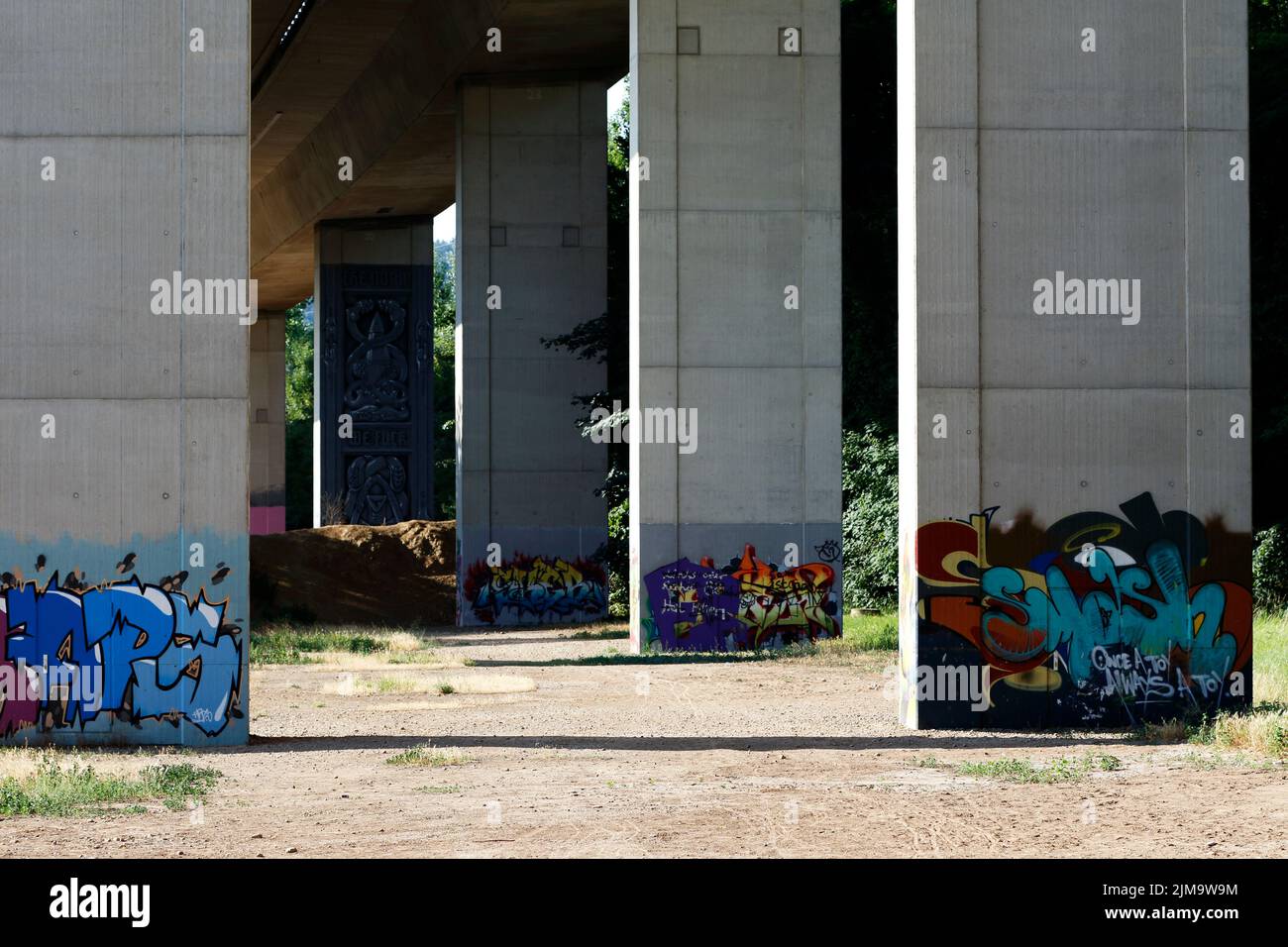 Muro con graffiti a Loerrach, ponte autostradale molo A98 nel luglio 2016 Foto Stock