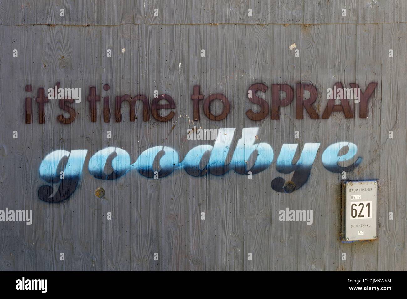 Muro con graffiti a Loerrach, ponte autostradale molo A98 nel luglio 2016 â Itâ tempo di spruzzare Arrivederci Foto Stock