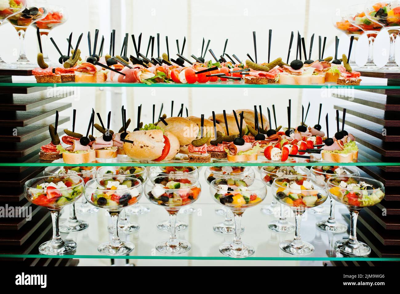 Buffet al tavolo della reception con hamburger, spuntini freddi, carne e insalate Foto Stock