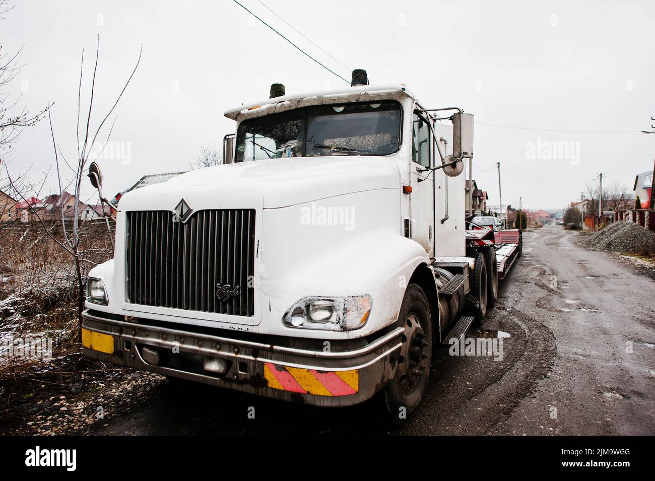 SMYKIVTSI, UCRAINA - 24 MARZO 2016: White Eagle Truck in condizioni di neve Foto Stock