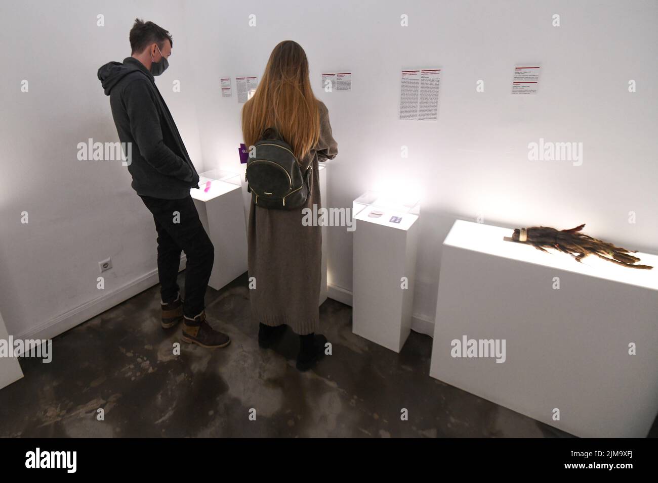 Museo delle relazioni infrante: Visitatori che guardano la collezione. Zagabria, Croazia Foto Stock