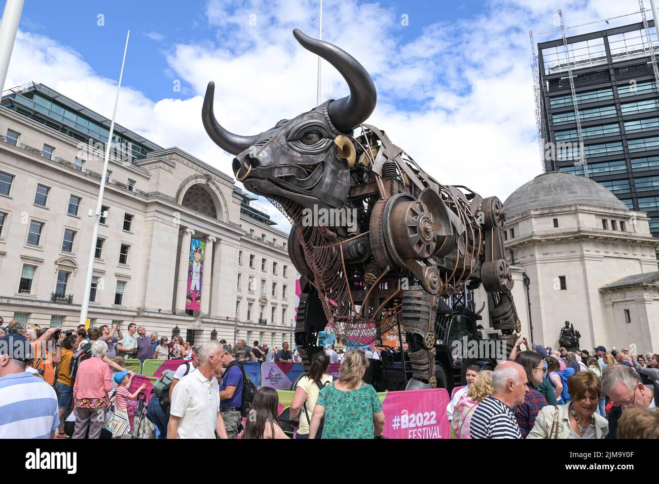 Centenary Square, Birmingham, Inghilterra, agosto 5th 2022. - Punteggi di visitatori sono ancora attratti da Birmingham Commonwealth Games 2022 Bull che è stata la stella della cerimonia di apertura. Il consiglio comunale di Birmingham ha annunciato oggi che il toro rimarrà in Centenary Square fino alla fine di settembre, dove sarà spostato all'interno fino ad almeno il 2023. PIC by Credit: Michael Scott/Alamy Live News Foto Stock