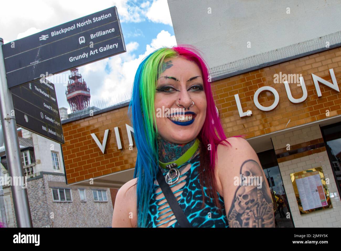 Blackpool, Lancashire, Regno Unito. 4th ago 2022. La sottocultura punk, le ideologie, la moda, con acconciature mohican tinted e la colorazione al festival punk Rebellion presso i Giardini d'Inverno. Una protesta contro atteggiamenti e comportamenti convenzionali, uno scontro di culture anti-establishment, mohawks, spille di sicurezza e un carico di atteggiamento alla città di mare come pugni che partecipano al festival annuale di musica rock Rebellion presso i Giardini invernali vengono a fianco a fianco con i tradizionali turisti. Foto Stock