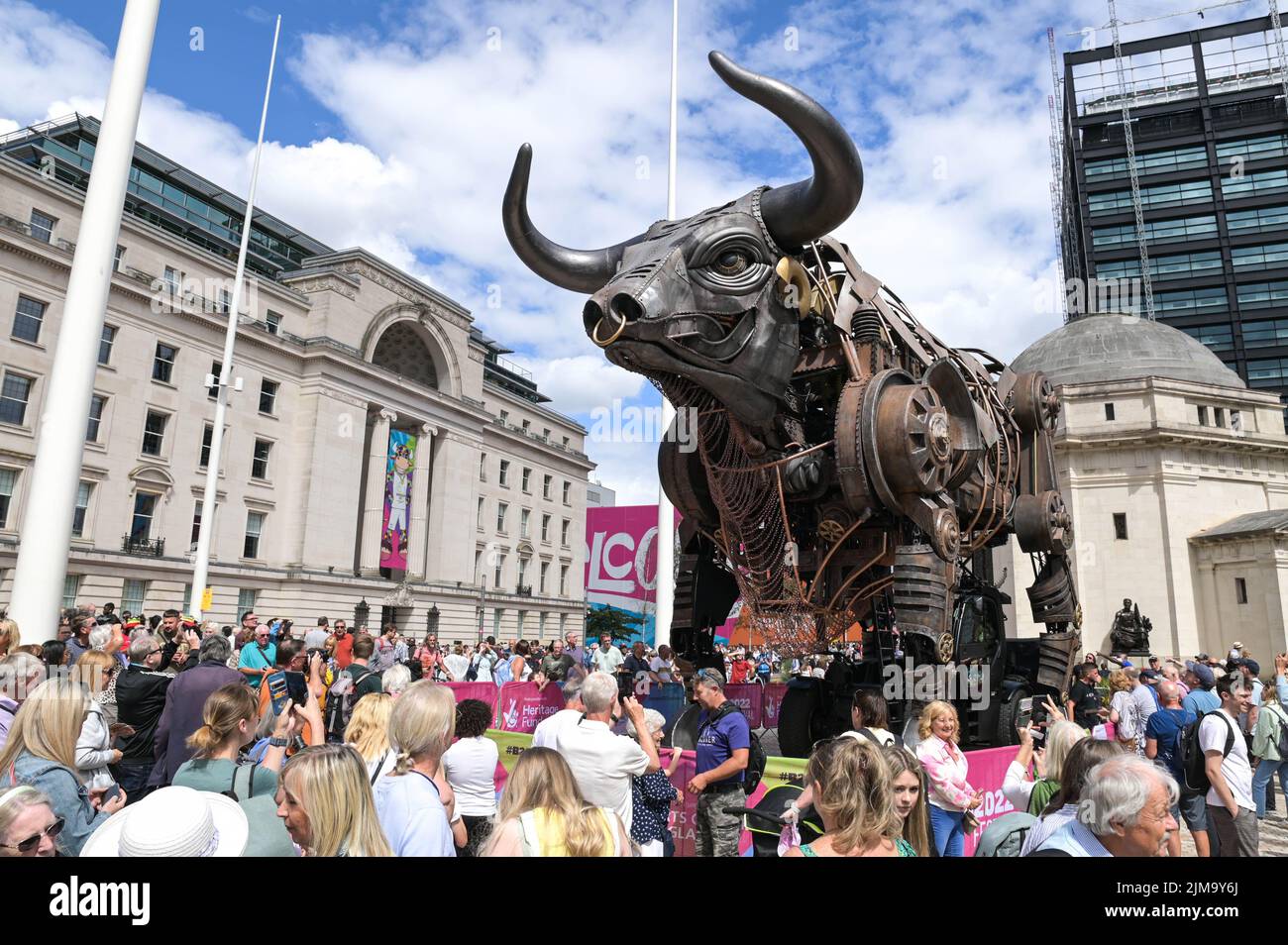 Centenary Square, Birmingham, Inghilterra, agosto 5th 2022. - Punteggi di visitatori sono ancora attratti da Birmingham Commonwealth Games 2022 Bull che è stata la stella della cerimonia di apertura. Il consiglio comunale di Birmingham ha annunciato oggi che il toro rimarrà in Centenary Square fino alla fine di settembre, dove sarà spostato all'interno fino ad almeno il 2023. PIC by Credit: Michael Scott/Alamy Live News Foto Stock