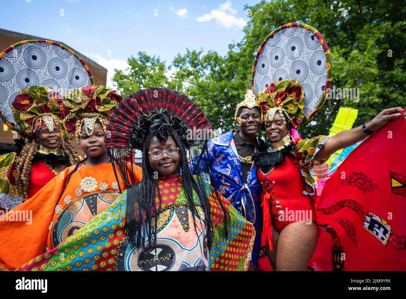Londra, Regno Unito. 5 agosto 2022. I membri dei costumi Genesis si esibiscono al Carnevale di Chelsea, un evento comunitario che mostra costumi di carnevale, musica e cultura prima del Carnevale di Notting Hill. Lo spettacolo fa parte del Kensington & Chelsea Festival di quest'anno. Credit: Stephen Chung / Alamy Live News Foto Stock