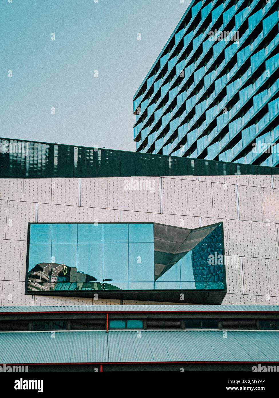 Uno scatto verticale di un design in vetro di un edificio a Melbourne Foto Stock