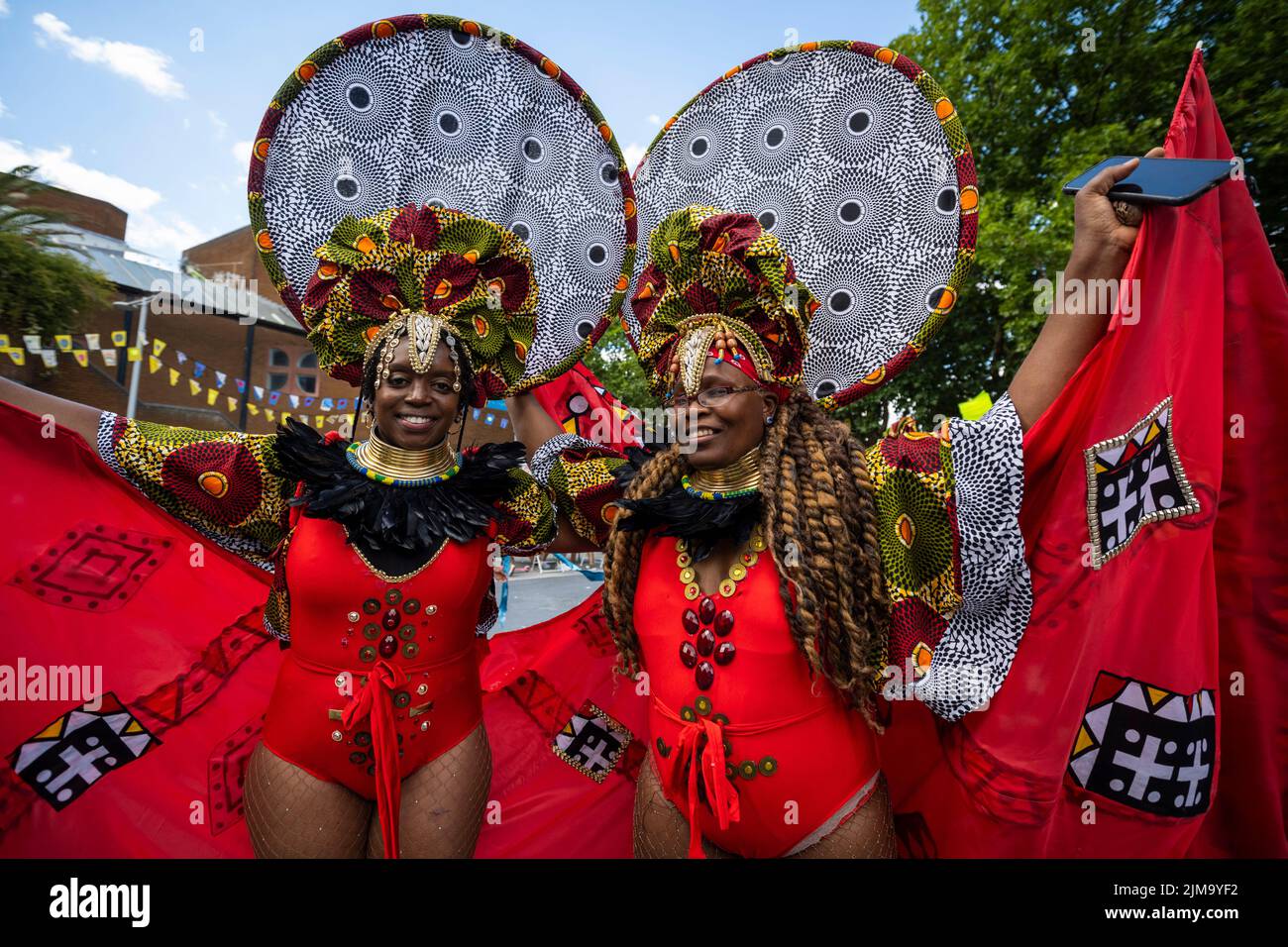 Londra, Regno Unito. 5 agosto 2022. I membri dei costumi Genesis si esibiscono al Carnevale di Chelsea, un evento comunitario che mostra costumi di carnevale, musica e cultura prima del Carnevale di Notting Hill. Lo spettacolo fa parte del Kensington & Chelsea Festival di quest'anno. Credit: Stephen Chung / Alamy Live News Foto Stock