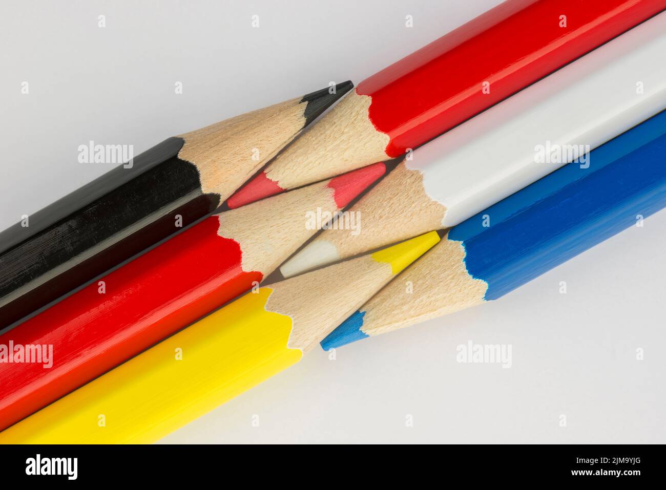 Raccolta di matite colorate in tedesco e bandiera olandese di colori come immagine di sfondo Foto Stock
