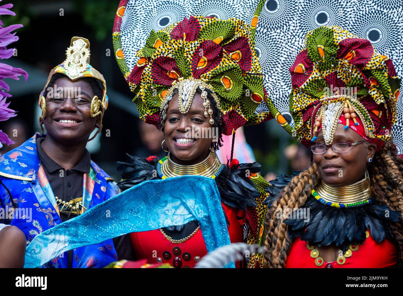 Londra, Regno Unito. 5 agosto 2022. I membri dei costumi Genesis al Carnevale di Chelsea, un evento della comunità che mostra i costumi di carnevale, la musica e la cultura davanti al Carnevale di Notting Hill. Lo spettacolo fa parte del Kensington & Chelsea Festival di quest'anno. Credit: Stephen Chung / Alamy Live News Foto Stock