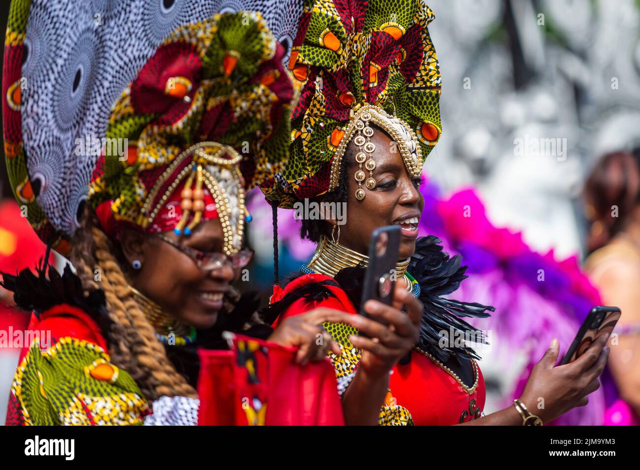 Londra, Regno Unito. 5 agosto 2022. I membri dei costumi Genesis prendono selfie al Carnevale di Chelsea, un evento comunitario che mostra costumi di carnevale, musica e cultura prima del Carnevale di Notting Hill. Lo spettacolo fa parte del Kensington & Chelsea Festival di quest'anno. Credit: Stephen Chung / Alamy Live News Foto Stock