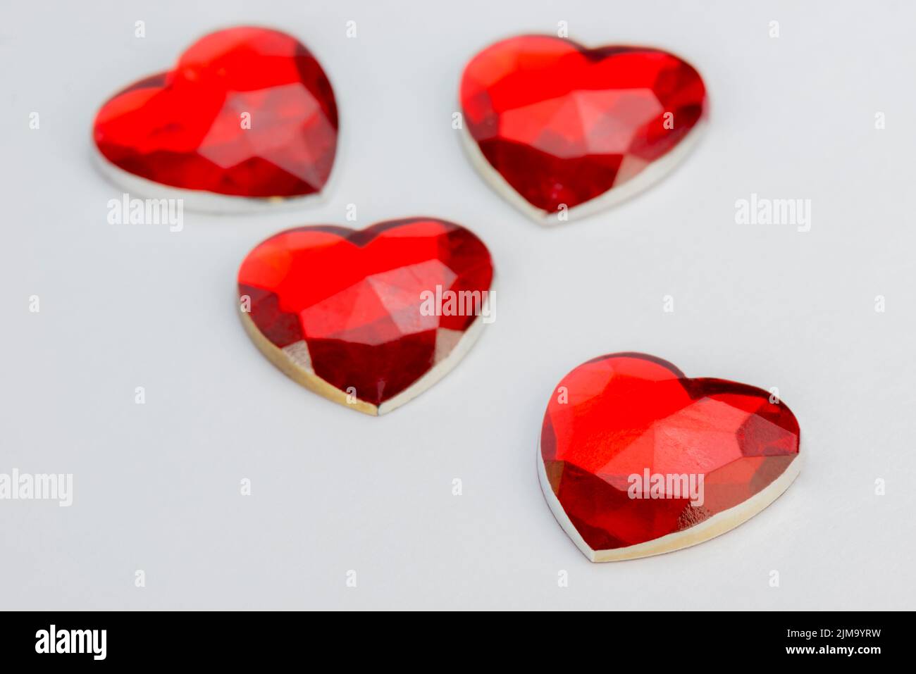 Quattro cuori in vetro rosso Foto Stock