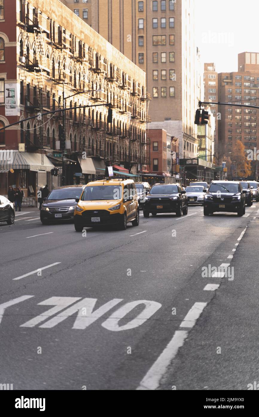 Un colpo verticale di auto a caso a cavallo sulla 8th Avenue a Chelsea, New York, Stati Uniti Foto Stock
