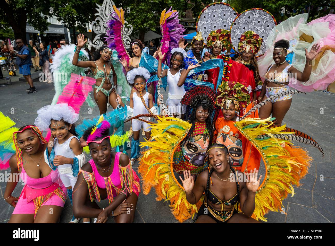Londra, Regno Unito. 5 agosto 2022. I membri dei costumi Genesis e dei costumi Funatiks al Carnevale di Chelsea, un evento della comunità che mostra i costumi di carnevale, la musica e la cultura davanti al Carnevale di Notting Hill. Lo spettacolo fa parte del Kensington & Chelsea Festival di quest'anno. Credit: Stephen Chung / Alamy Live News Foto Stock