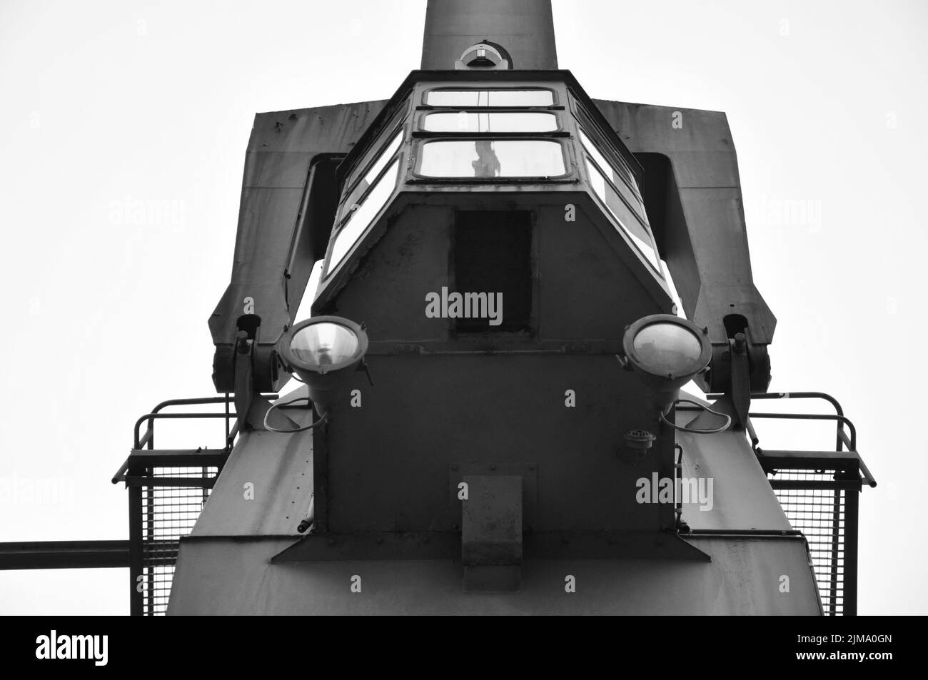 Un tiro in scala di grigi a basso angolo di una vecchia gru da carico nel Media Harbor di Dusseldorf, Germania. Foto Stock