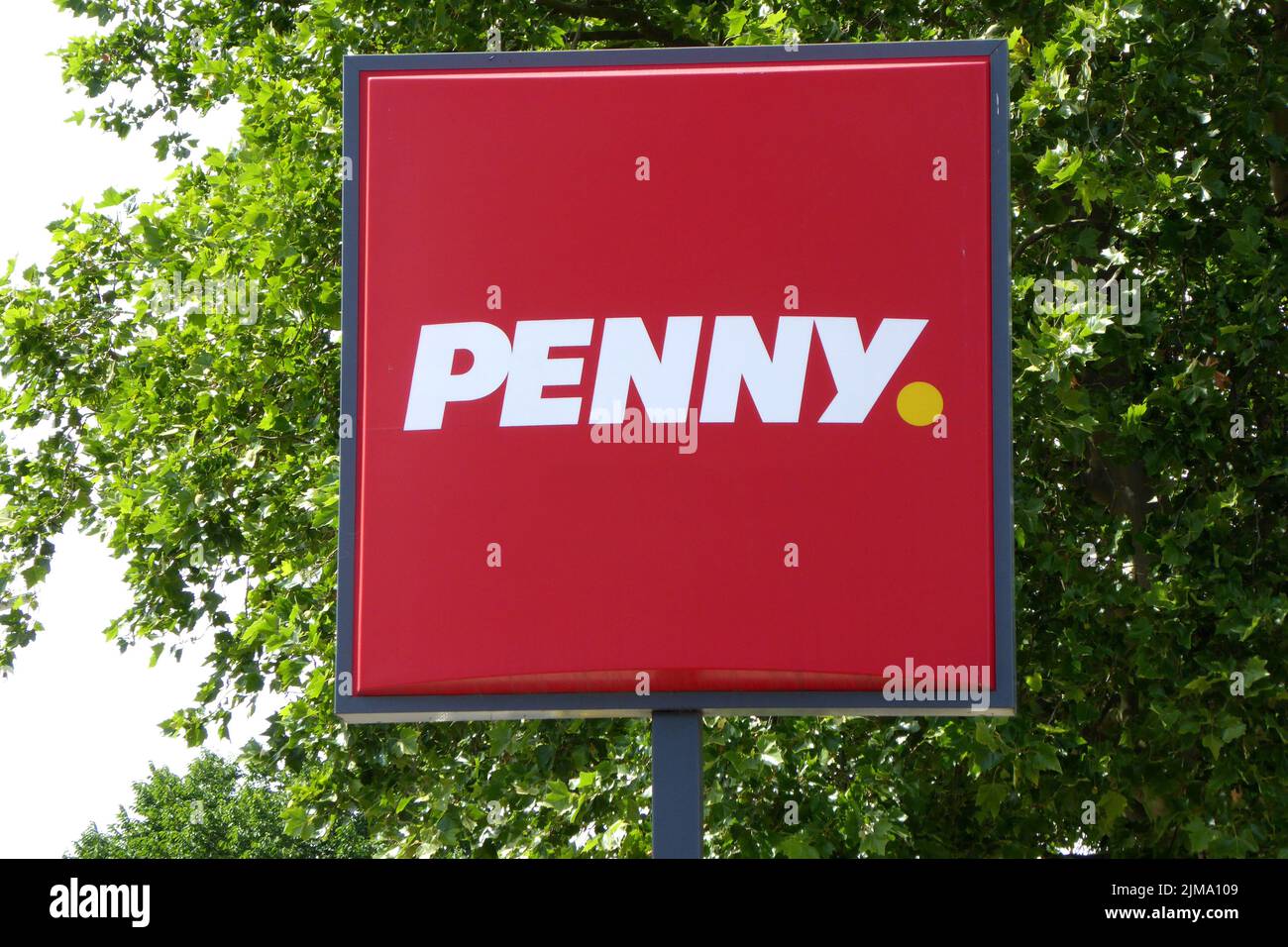 Store Discounter in Germania, scudo, Supermarkt Logo vom Discounter Penny vor gruenemBaum Foto Stock