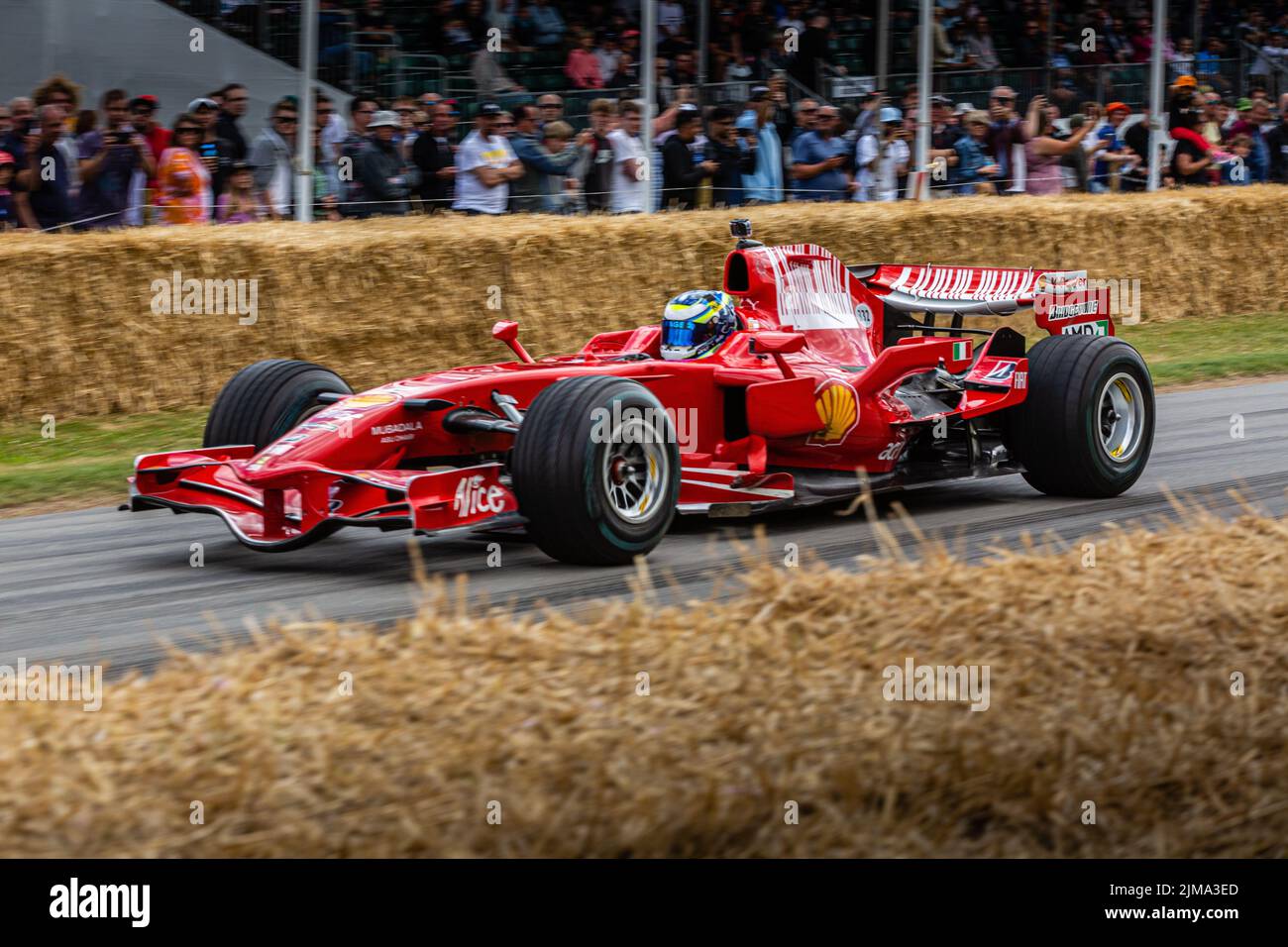 Goodwood festival di velocità con Ferrari in salita e senso di velocità Foto Stock