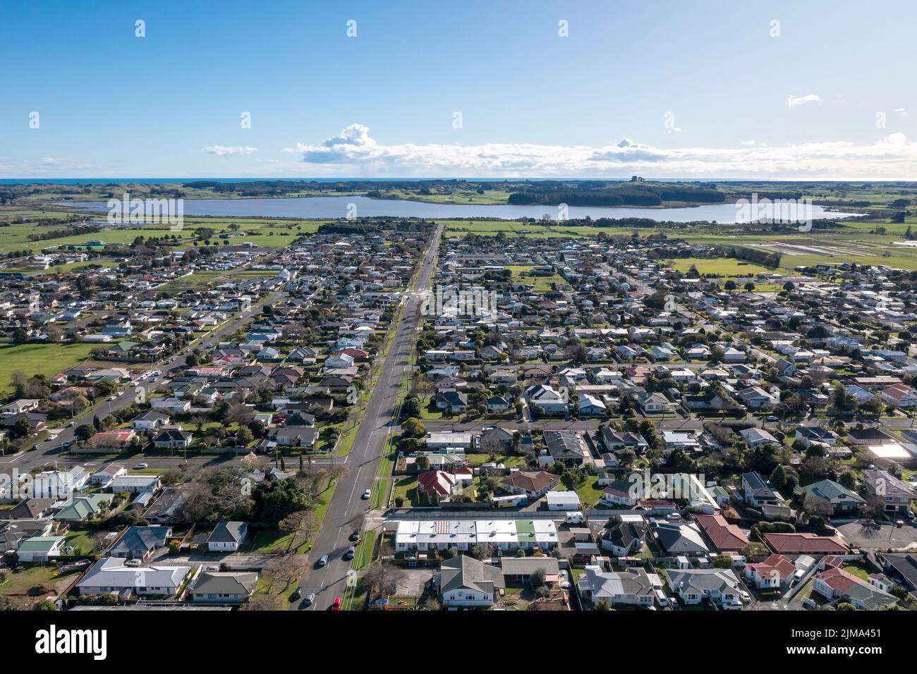 Ripresa aerea di Levin guardando verso ovest lungo Queen Street verso il Lago Horowhenua e in lontananza il Mare di Tasman. Piccola città in Nuova zelanda Foto Stock