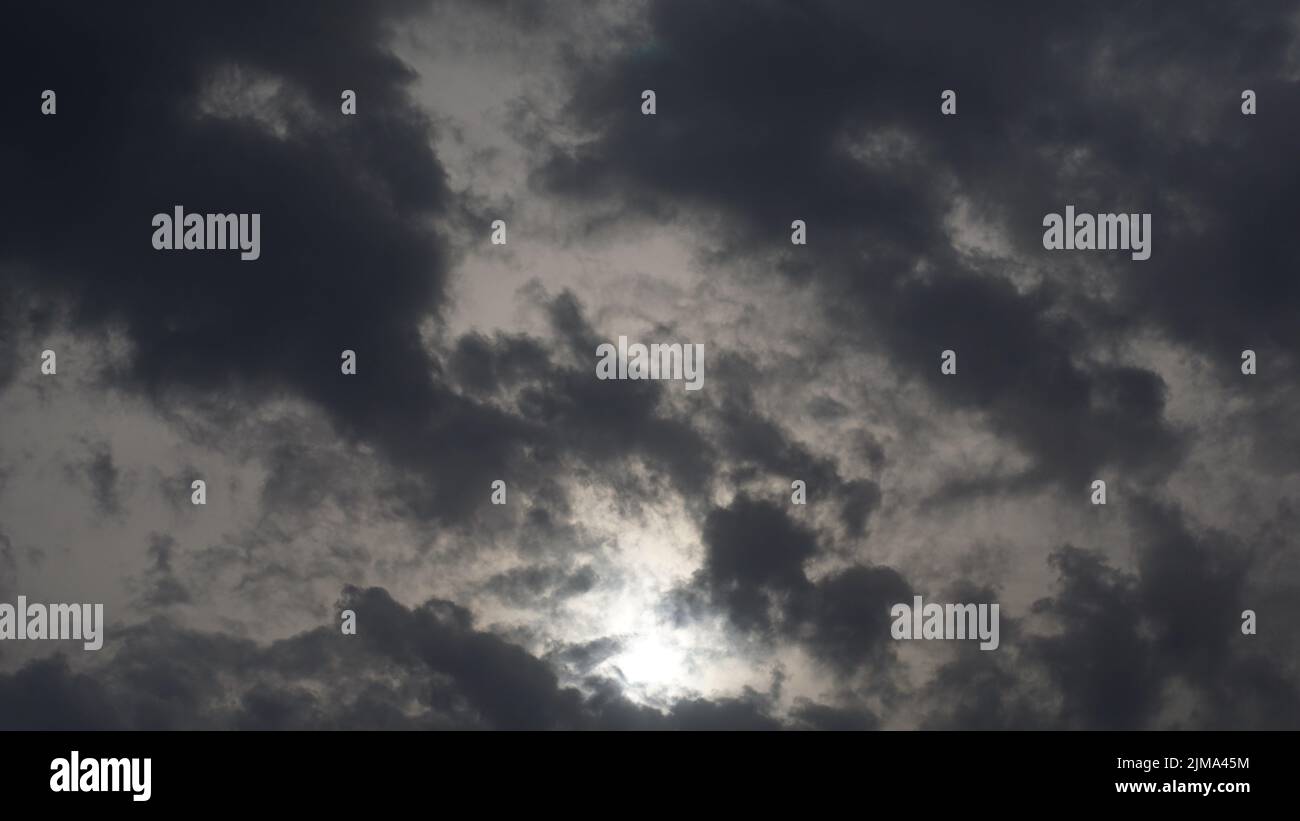 The Dark Clouds with Sun o anche questa immagine non modifica il suo RAW Foto Stock
