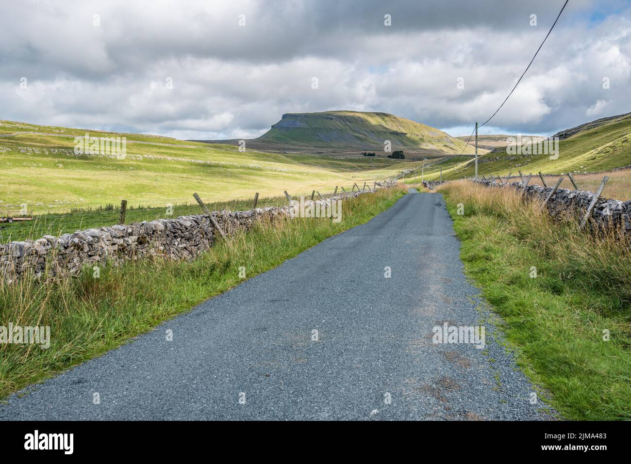 Pen-y-Ghent, una delle "tre vette", si trova nel Parco Nazionale Yorkshire Dales, non lontano da Horton-in-Ribblesdale. Foto Stock